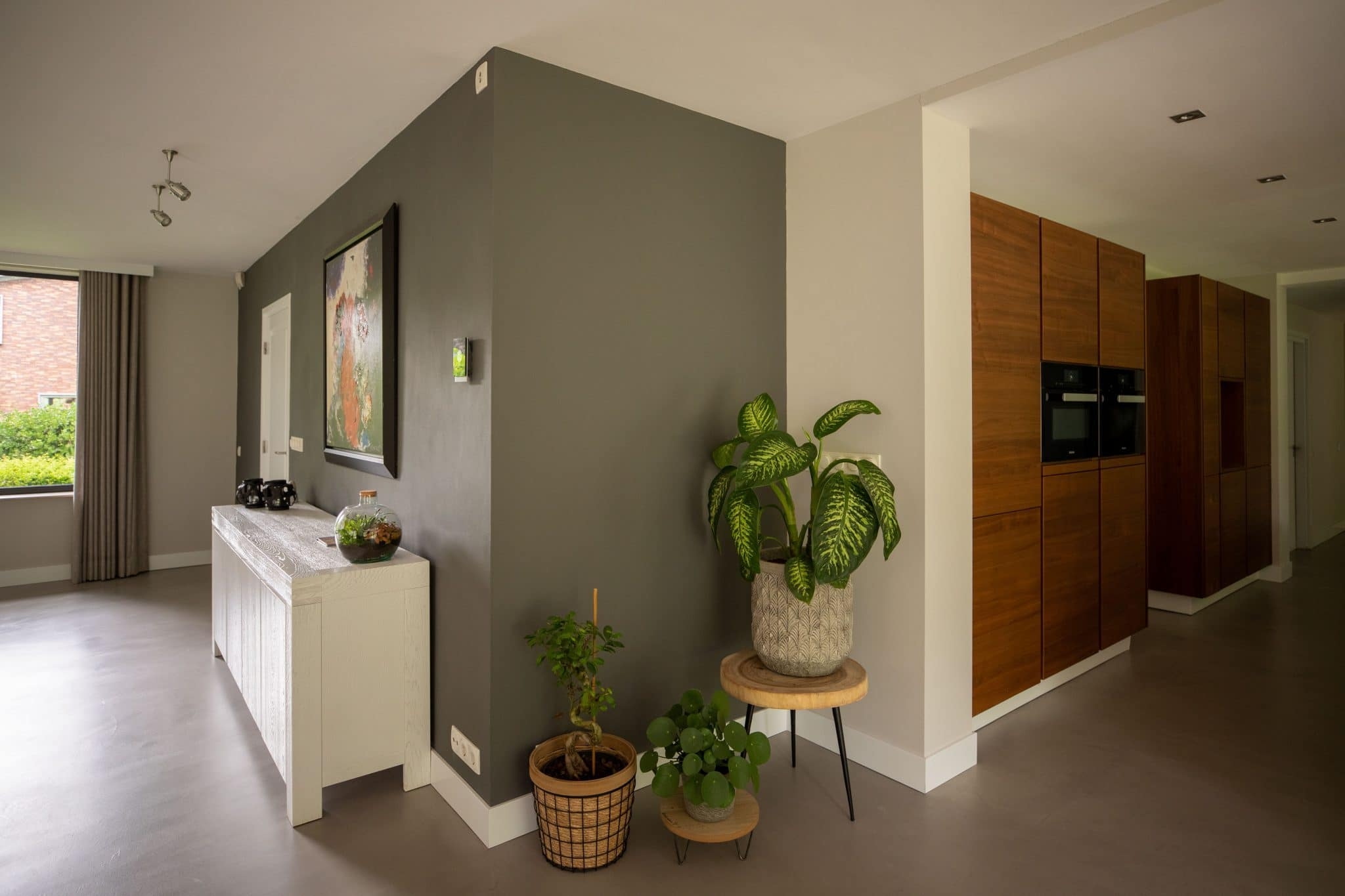 Modern interieur met natuurlijke materialen